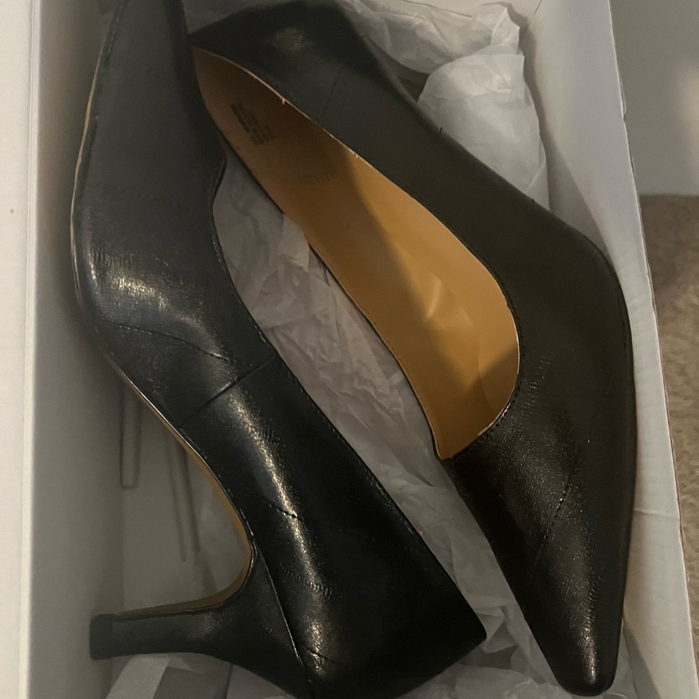 Karen Scott Clancy pump in black. Classic style.